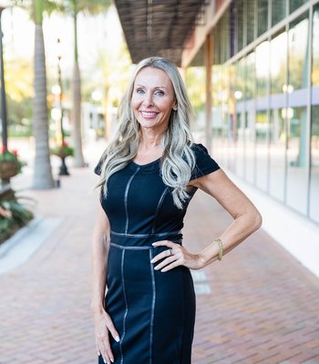 Portrait of Julie Perrino, Realtor.